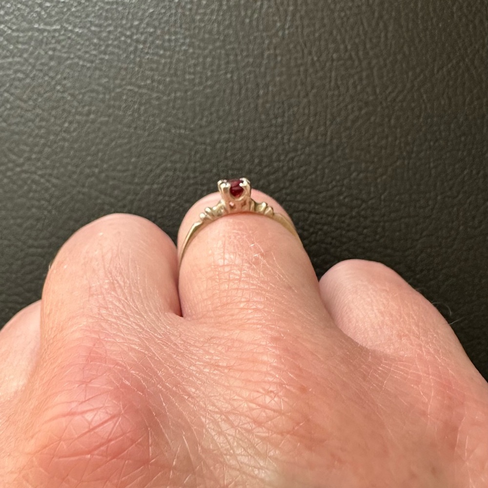 Dainty lightweight silver and red stone ring. - Picture 5 of 8